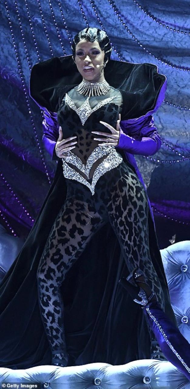 Arvadının erotik rəqsi zamanı ağzı sulandı, dilini çıxardı - FOTOlar