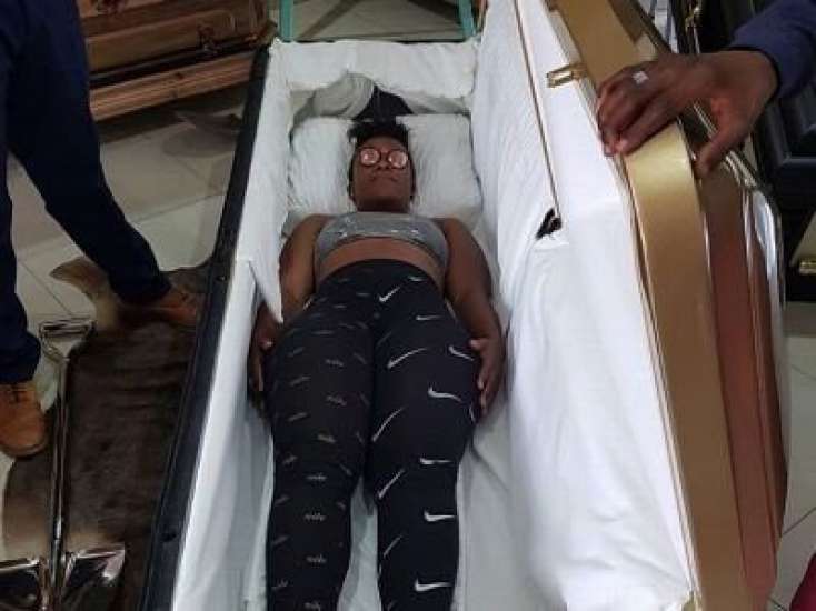 Şok hadisə: Tabutdan qalxıb şəkil çəkdirdi - FOTO