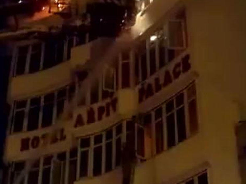 Oteldə güclü yanğın anı: 2 nəfər eyvandan tullandı - Xeyli ölü var - VİDEO - FOTO