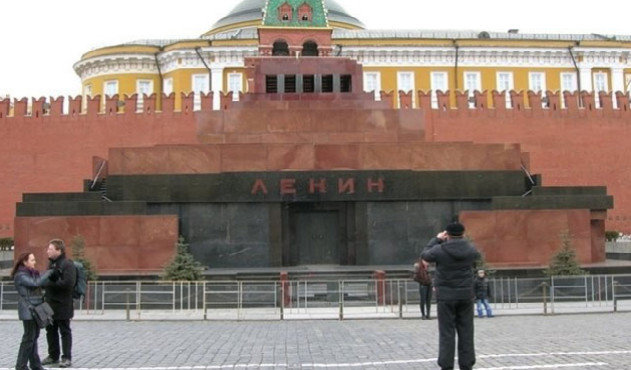 Leninin Mavzoleyi bağlanır