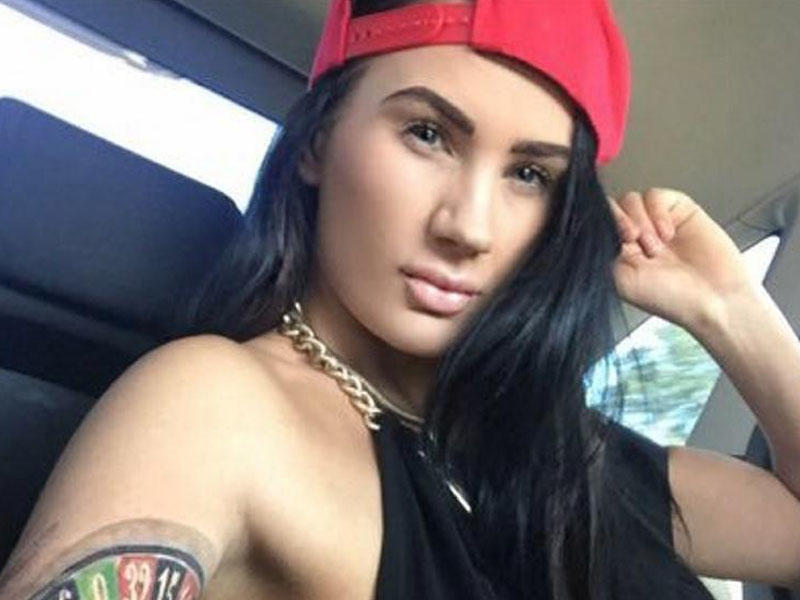 Erotik film ulduzu çılpaq halda eyvandan yıxıldı - FOTO