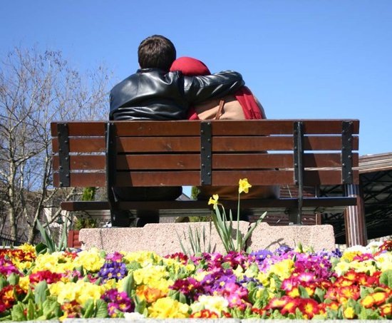 Parkda oğlanla-qızı bir yerdə tutan polis: 