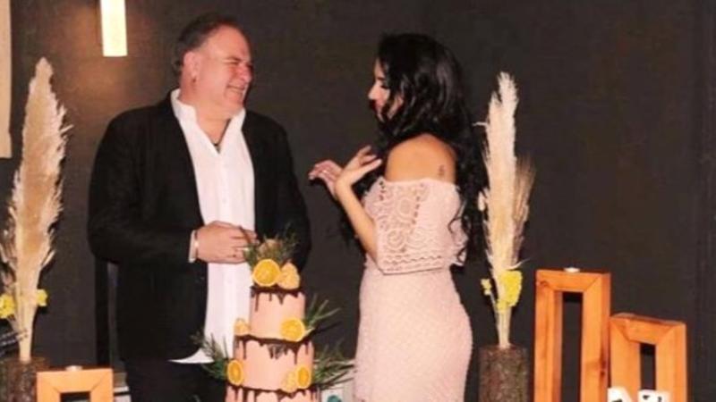 19 illik həyat yoldaşından boşanan 58 yaşlı məşhur gənc qadınla nişanlandı - FOTO
