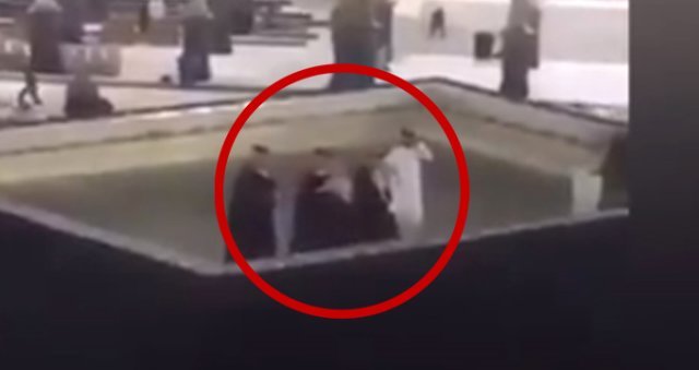 Səudiyyədə biabırçılıq — Şahzadə Salman Müqəddəs Kəbənin üstünə çıxdı (VİDEO)