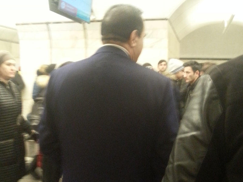 Azərbaycanın ən varlı müğənnisi Bakı metrosunda göründü - Toy təklifi aldı - FOTO