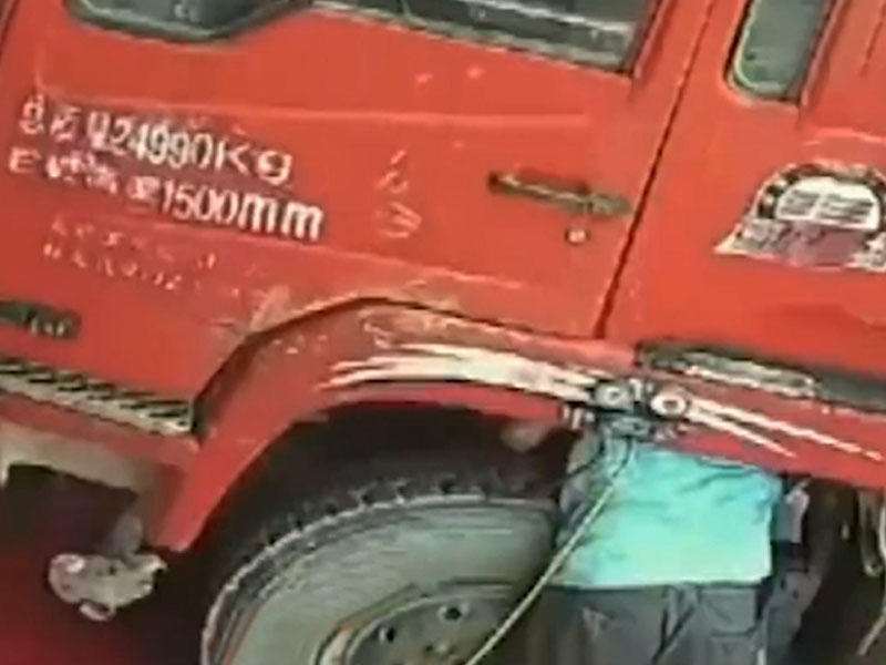 Təkər partladı, usta motorxanada can verdi - Ürəyi zəif olanlar baxmasın! - VİDEO