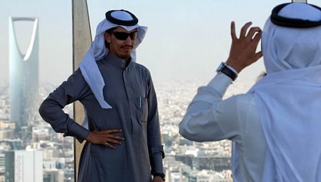 Oğlan dostu ilə gecə klubunda əylənən ərəb kişi oteldə şok yaşadı - FOTO