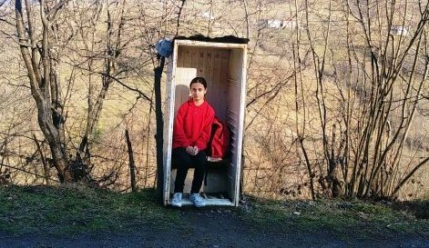 Avtobus gözləyən zaman qızı üşüməsin deyə görün nə etdi - Atadan maraqlı addım - FOTOLAR