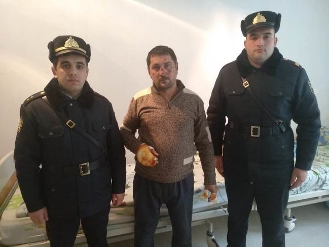 Polislər evi yanan kişini xilas etdilər - Ailəsini çıxarıb yenidən alovun içinə girmişdi... - FOTO