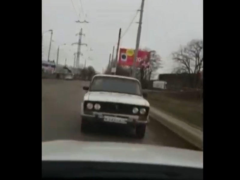 “06”-ya arxadan sükan qoyub, maşını şəhərdə geriyə sürür - VİDEO