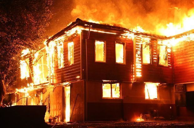 Evə benzin töküb, anasını yandıran şəxs hakim qarşısında