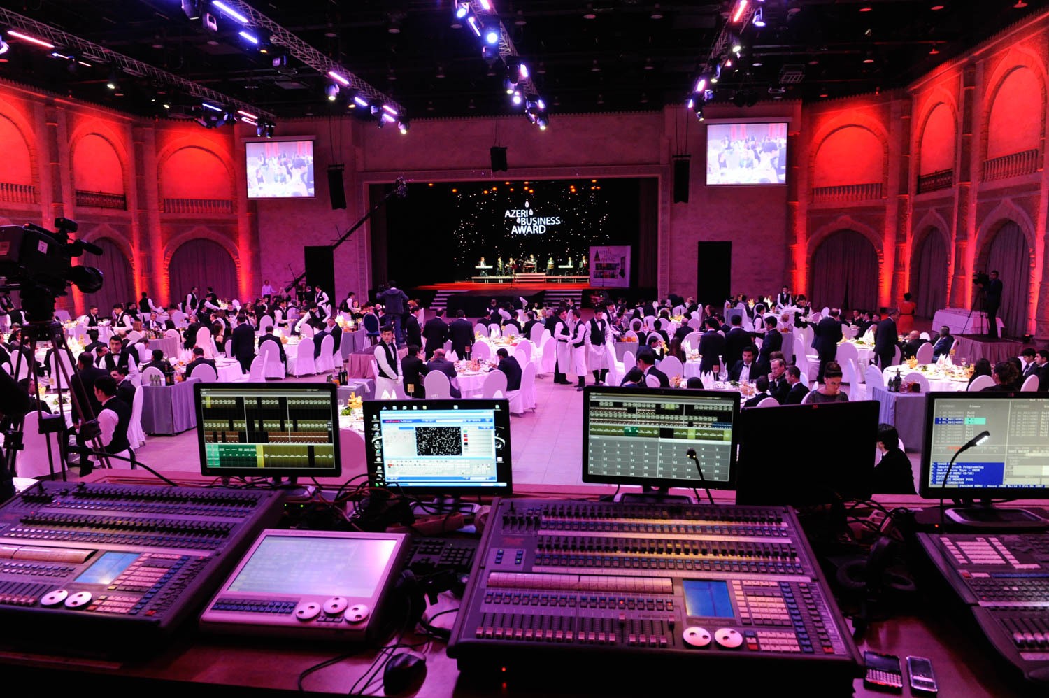 “Business Time” jurnalı 10 yaşını qeyd edir