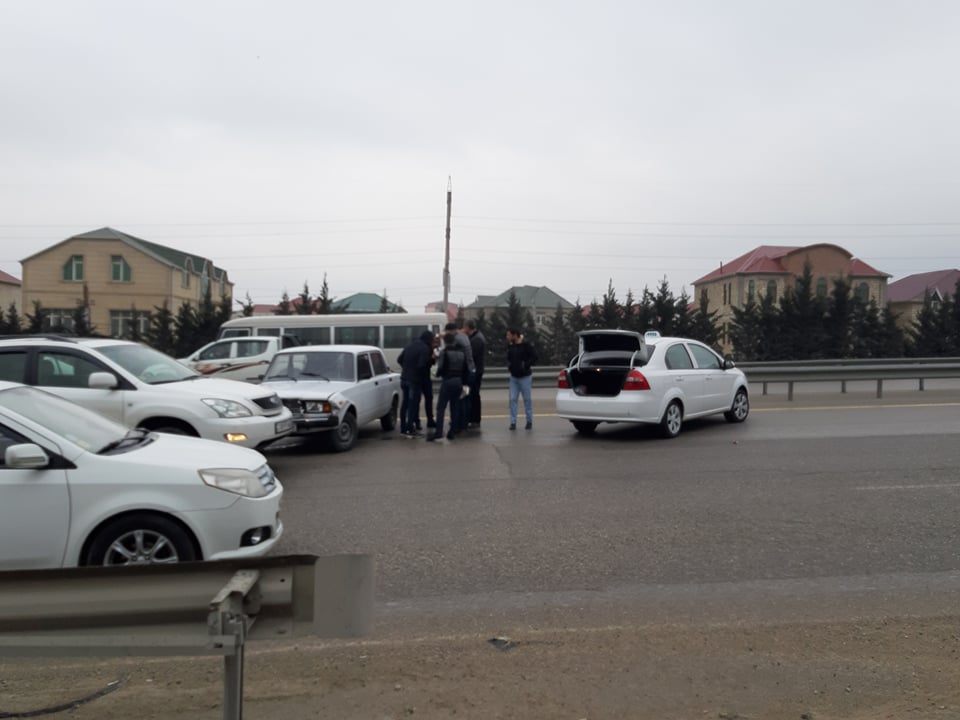 SON DƏQIQƏ :BAKI-SUMQAYIT YOLUNDA DƏHŞƏTLİ ZƏNCİRVARİ QƏZA BAŞ VERDİ - FOTO-VİDEO