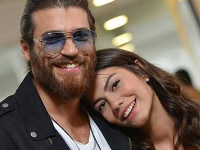 Can təqdimatda həmkarının ayağına toxundu, sevgili zənn etdilər - FOTO