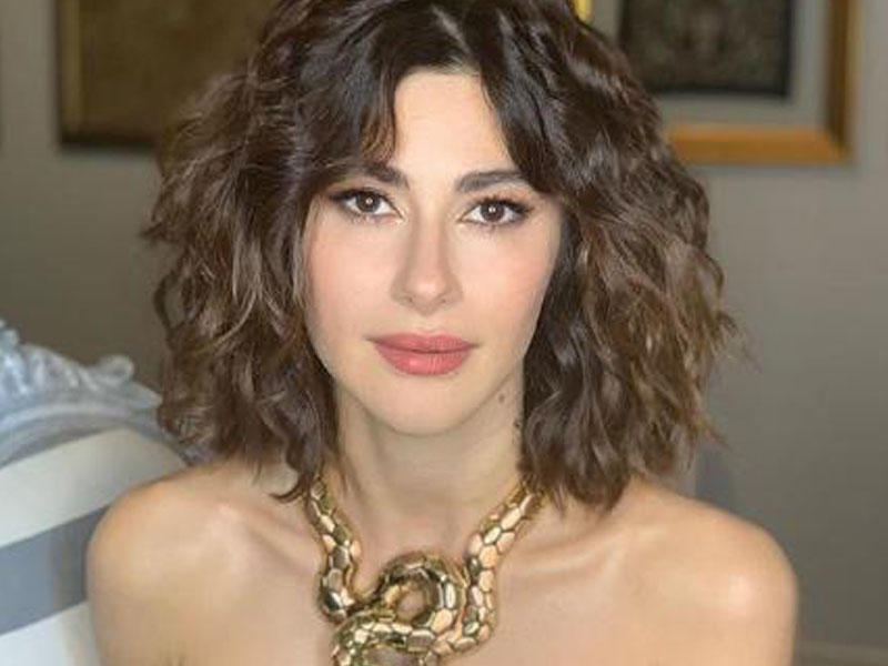 Nəsrinin boyunbağısının qiyməti 