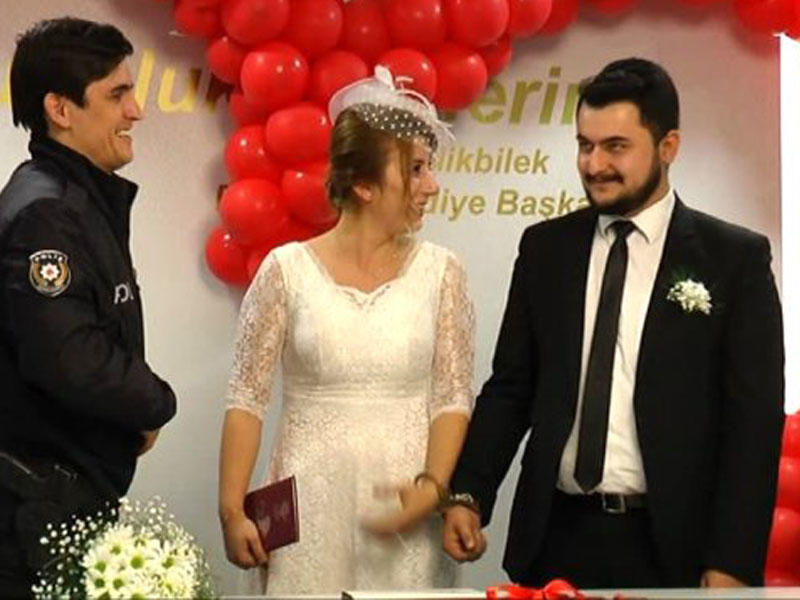 Valentin günündə toy: bəylə gəlinin qolları qandallandı - FOTO