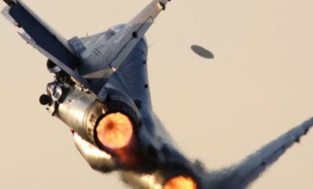 Qırıcı təyyarə yadplanetli gəmini belə təqib etdi — VİDEO