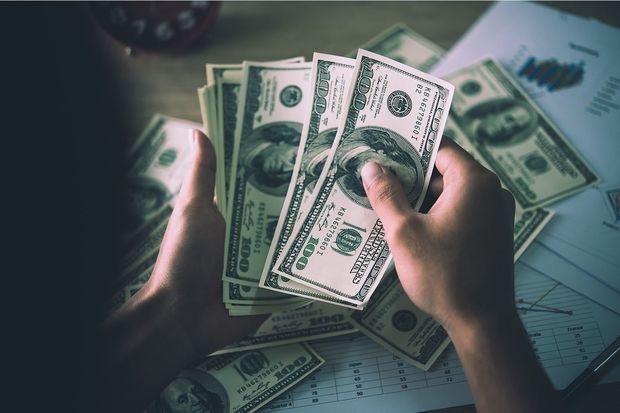 Banklarla bağlı bir illik statistika: yeddi milyardlıq alqı-satqı