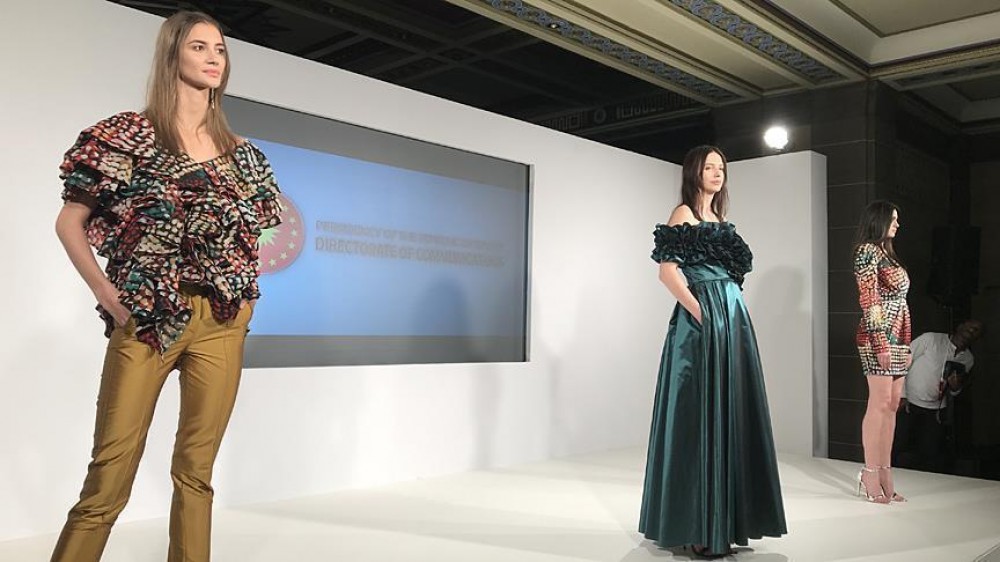 Дефиле в Лондоне: коллекция из ткани, сотканной беженцами