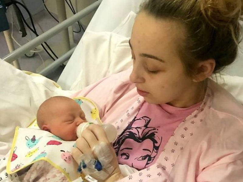 Baş ağrısı ilə xəstəxanaya gedən kollec tələbəsi uşaq doğdu - FOTO