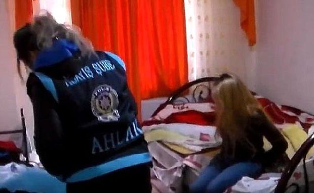 Türkiyədə azərbaycanlıları fahişəliyə cəlb edənlər saxlanıldı - VİDEO