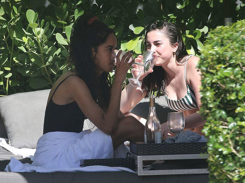 Obamanın qızı şərab içəndə 