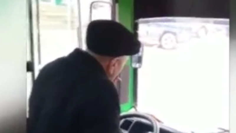 Siqaret çəkən avtobus sürücüsü işdən qovuldu - VİDEO
