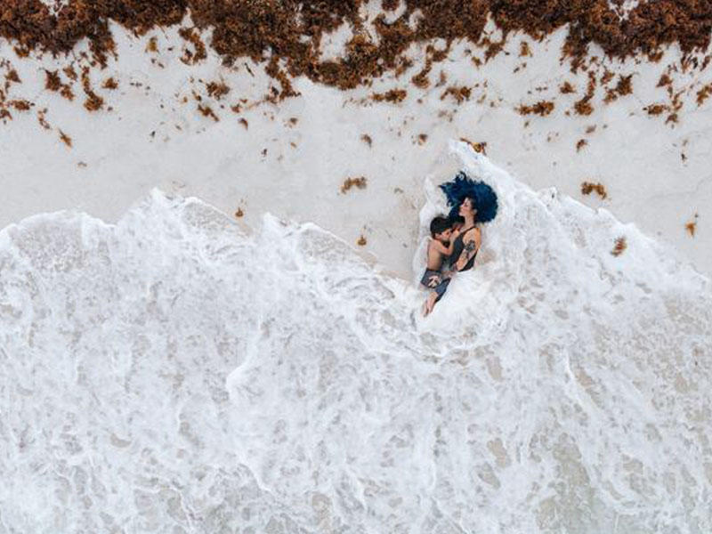 4 yaşlı oğlunu əmizdirərkən fotosessiya edən qadını qınadılar: 