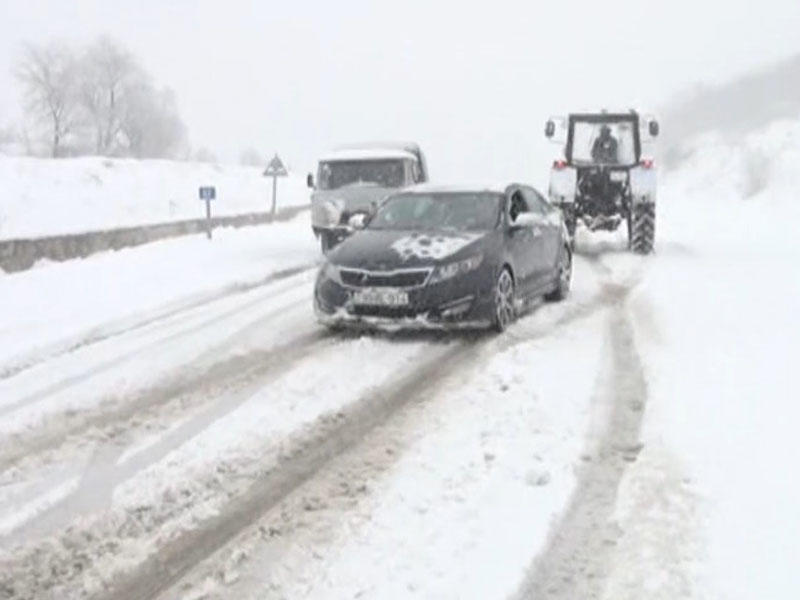 Həsrətlə gözlənilən qar 4 kəndlə əlaqə kəsdi: sürücülər yolda qaldı - VİDEO - FOTO