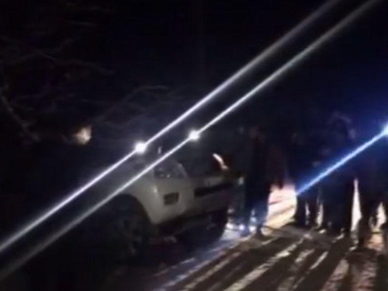 Yol polisləri onları uçuruma düşməkdən xilas etdi - VİDEO - FOTO