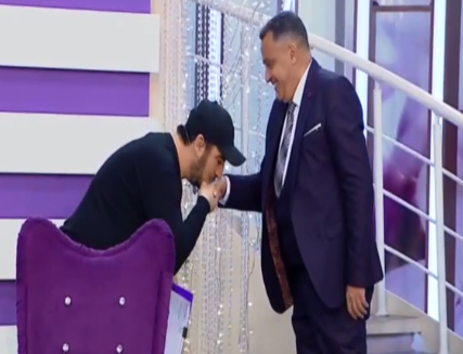 Tolik kişi sənətçinin əlini öpdü: Bəzi müğənnilər pullu qadınların əlini öpürlər, amma.. - FOTO