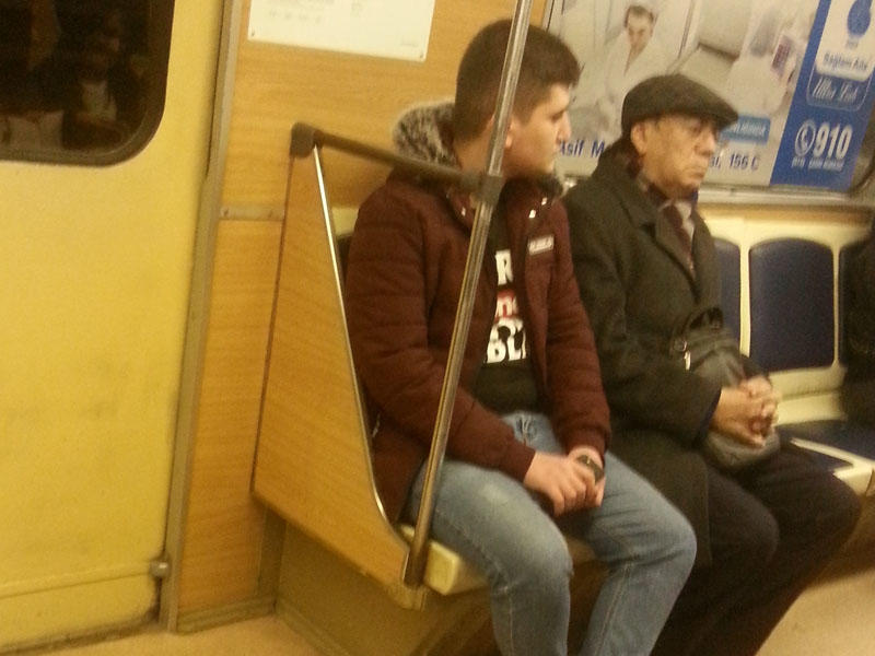 Efirlərə çıxmayan məşhur azərbaycanlı müğənni METRODA GÖRÜNDÜ - FOTO