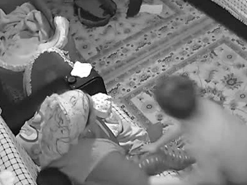 Qadın uşağını əmizdirərkən zəlzələ baş verdi - Həyəcanlı anlar kamerada - VİDEO