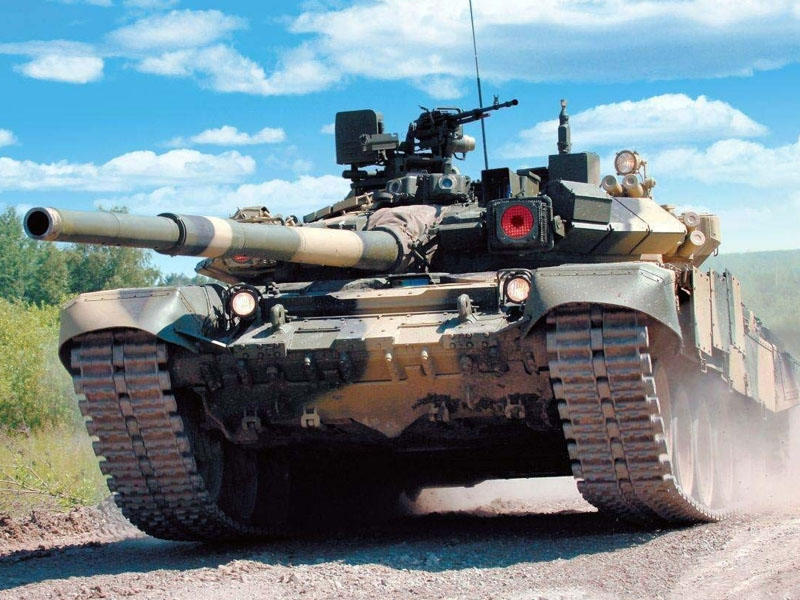 Rusiyada hərbçi tankın altında qalıb