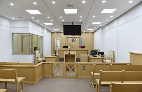 Məhkəmədə ana hakim və prokuroru döydü