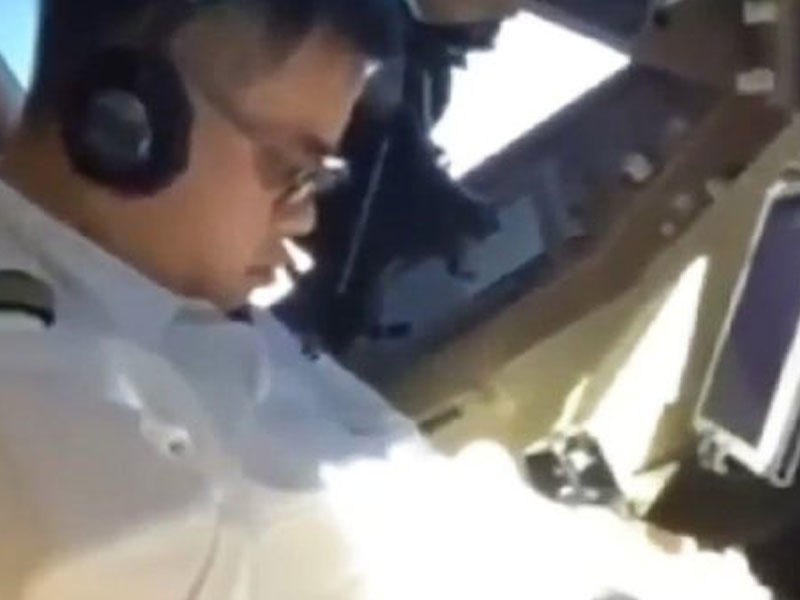 Sükan arxasında yuxuya gedən pilot kameraya düşdü - VİDEO