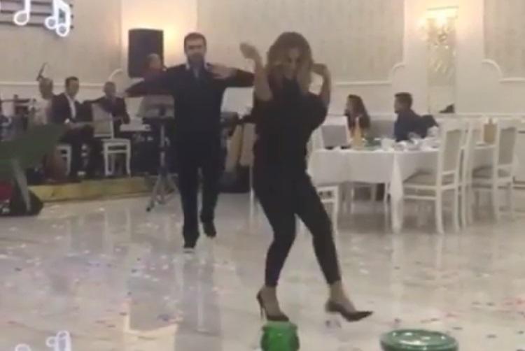 Azərbaycanlı qadın müğənni ermənilərin dəvət aldığı toyda elə rəqs etdi ki... - FOTO