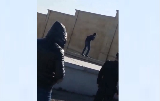 Bakıda Oğlan Intihar Edir – ANBAAN VİDEO