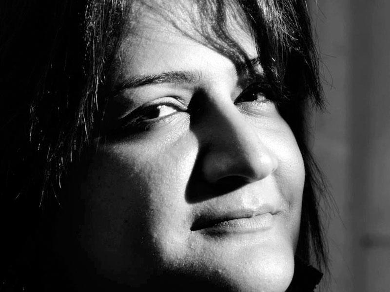 Azərbaycanlı Qadın Yazar Erotik Şeirini Paylaşdı: “Tələsmə, Yavaş-Yavaş…”