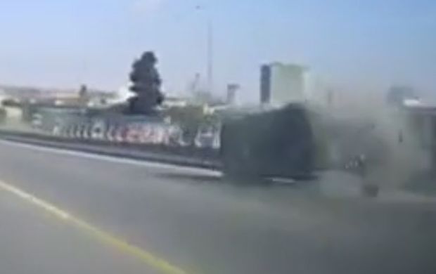 Bakıda körpüdə ağır qəzanın görüntüləri yayıldı - VİDEO