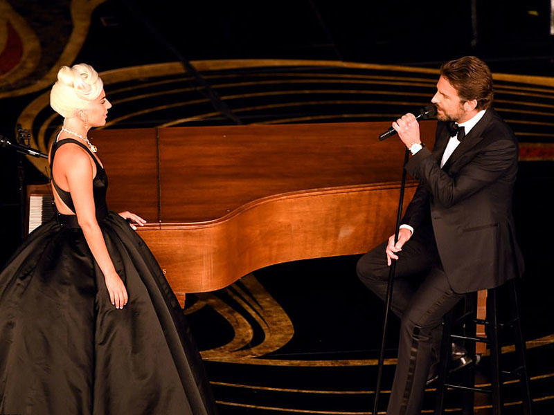 Ledi Qaqa nişanı qaytardı, oxudu, sosial şəbəkələrdə