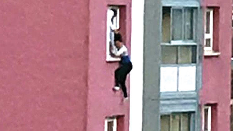 11-ci mərtəbədə saçlarından asılı qaldı – Sonda...