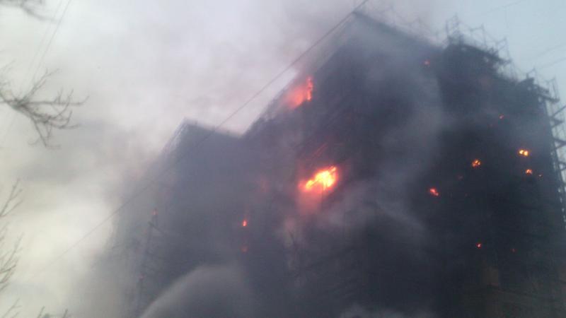 SON DƏQİQƏ: Bakıda çoxmərtəbəli bina yanır