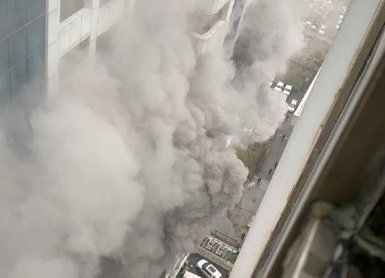 Bakıda yaşayış binası yanır - YENİLƏNİB + FOTO/VİDEO