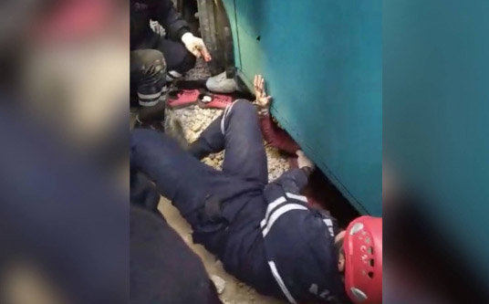 Bakıda avtobusun altında qalan qızın xilas edilmə anı – VİDEO