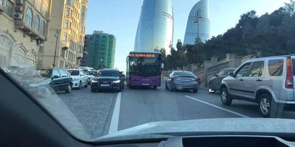 18 nömrəli avtobus sərnişinlərin həyatını belə təhlükəyə atır (FOTO)