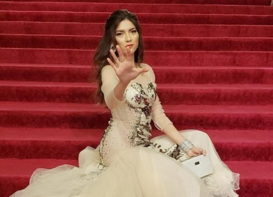 Poz vermək istəyərkən yıxıldı - Fotolar