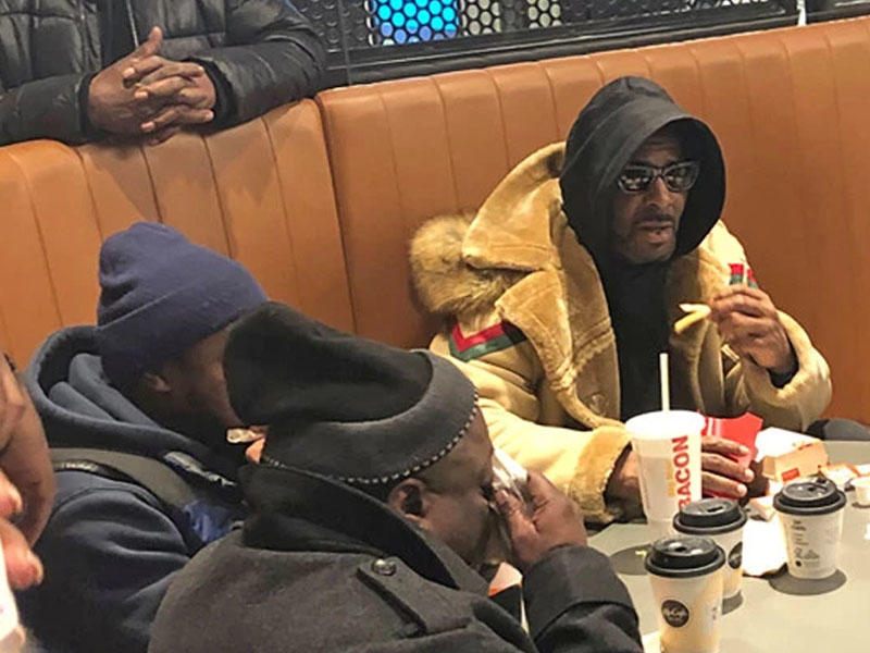 Həbsxanadan çıxan müğənninin ilk işi McDonaldsa getmək oldu - FOTO