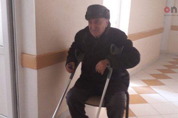 Azərbaycanda həkimlərdən narazı qalan 92 yaşlı kişi xəstəxanada dava saldı - FOTO