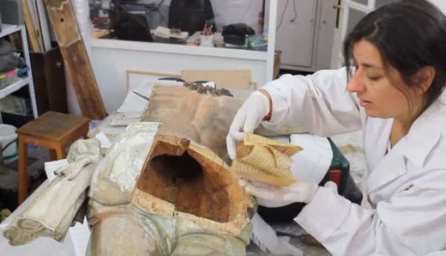 300 illik heykəlin ayağında tapılan gizli məktub şok etdi /FOTOLAR